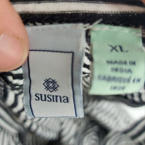 Susina black and white stripe v neck tank top back gathering - Picture 4 of 9